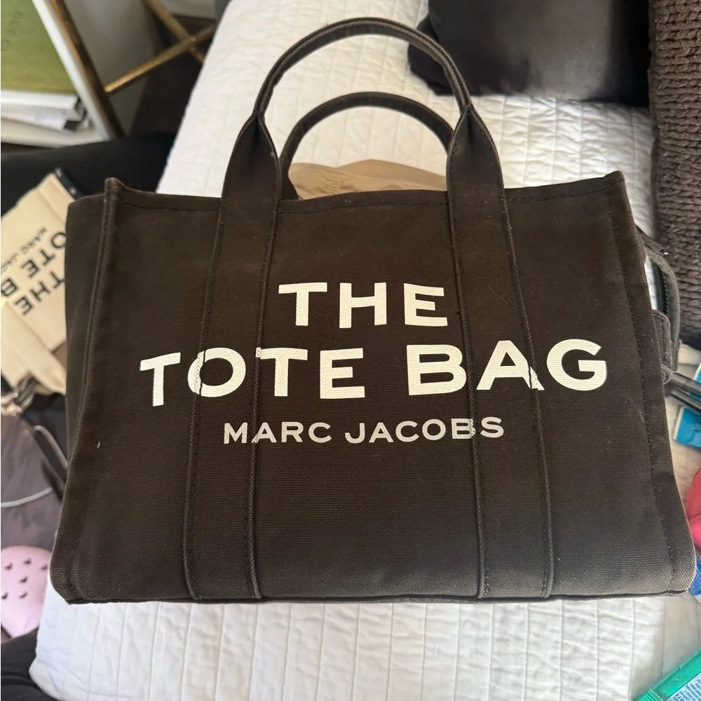 送料無料/あす楽 MARC JACOBS THE TOTE BAG ブラック 【公式通販】